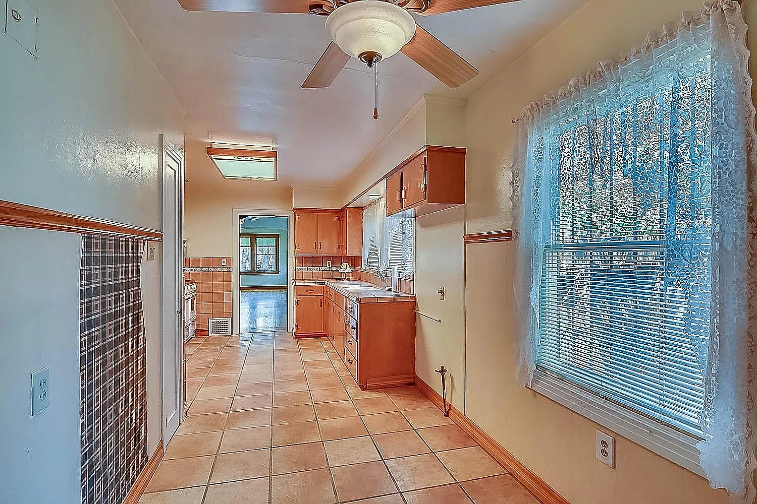 5 bed, 1961 sqft, $3,480 — Photo 2