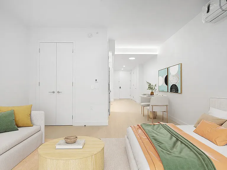 555 W 45th St #2C — Photo 2