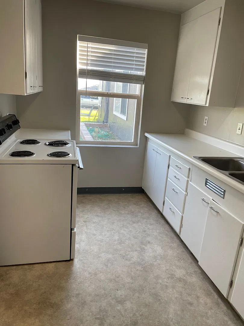 207 & 223 N Hemlock St — Photo 4