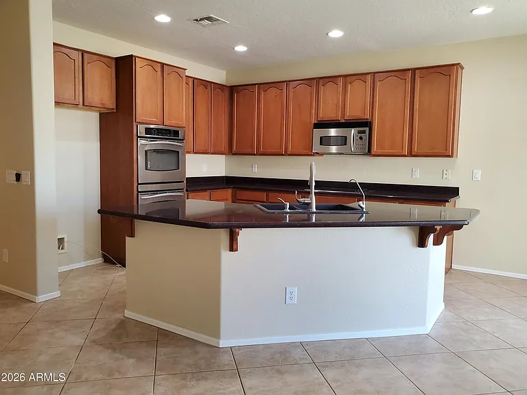 2094 E Oakland St — Photo 3