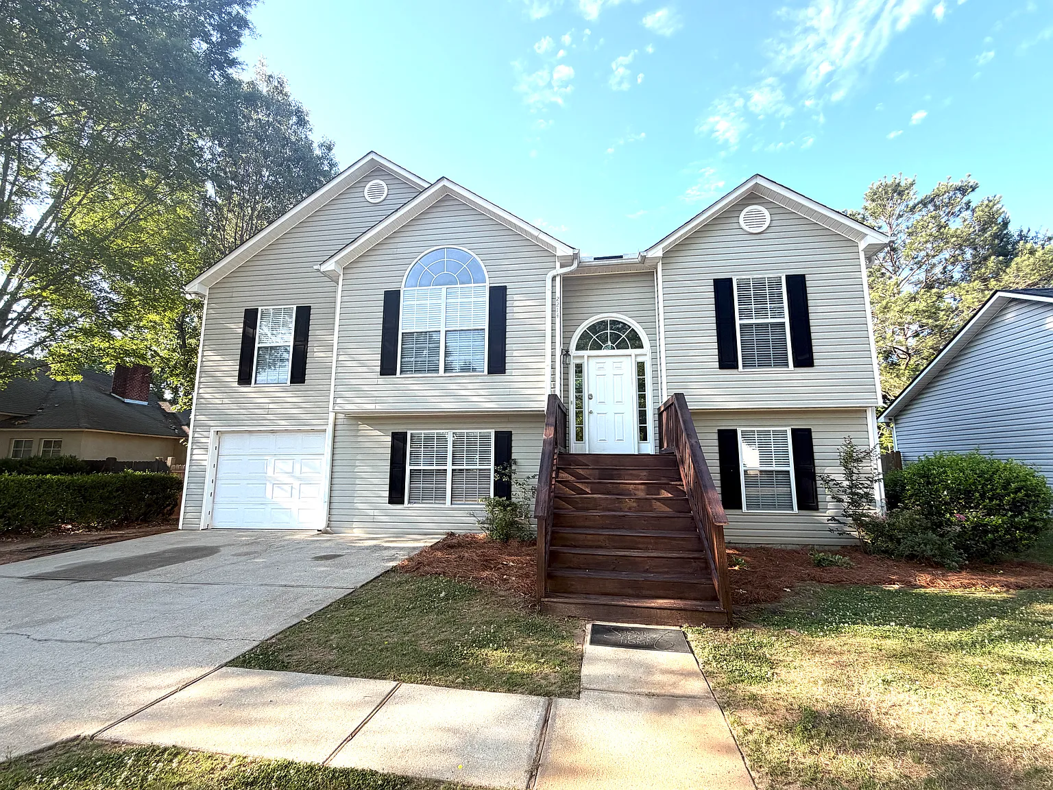 5 bed, 1975 sqft, $2,000 — Photo 1