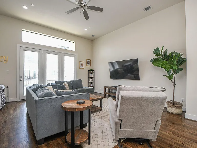 1204 Fowler St — Photo 9