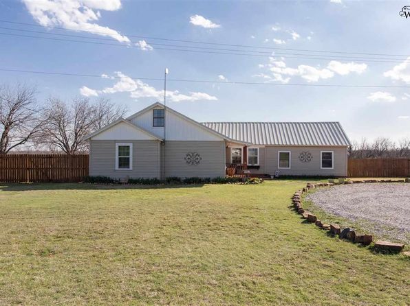 2406 Haws Rd, Iowa Park, TX 76367