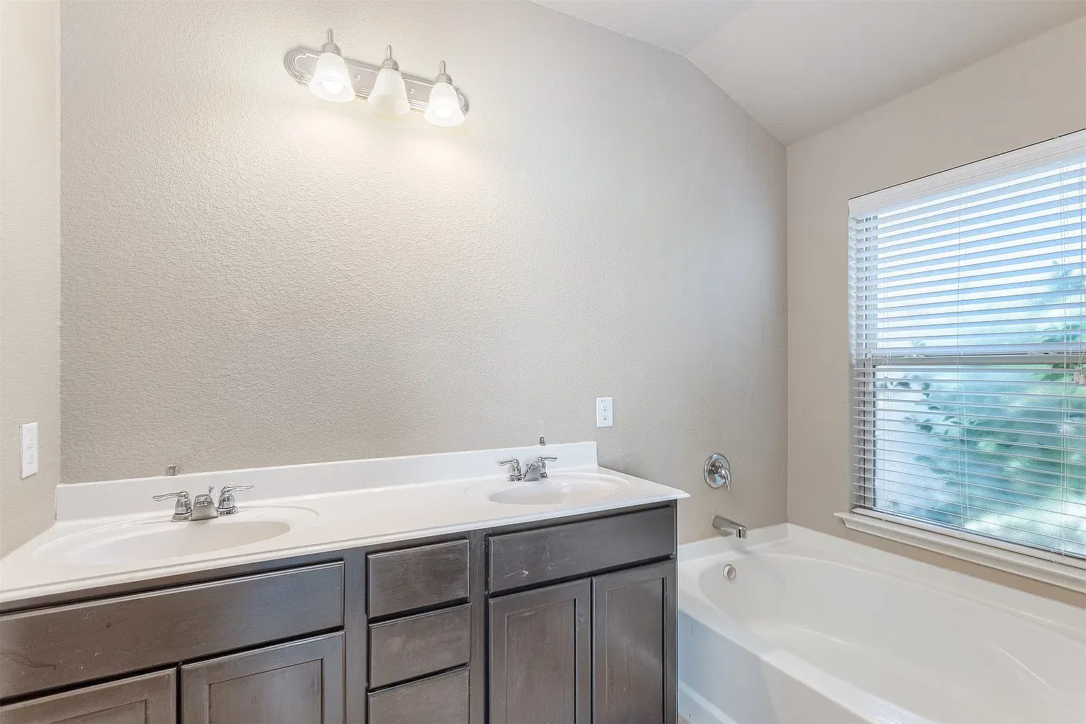 4 bed, 2018 sqft, $2,313 — Photo 4