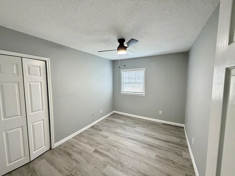 558 E Desoto St — Photo 5