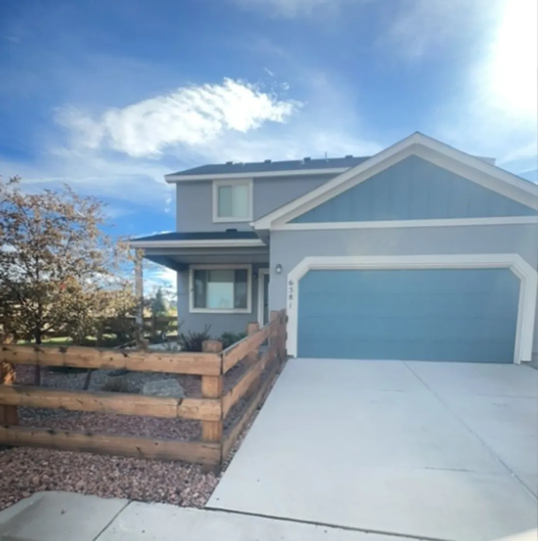 Beautiful Townhome with Fenced Yard! — Photo 2
