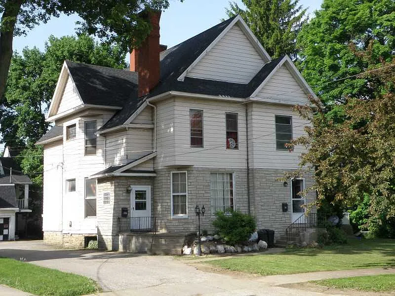 109 E Smith St photo 1
