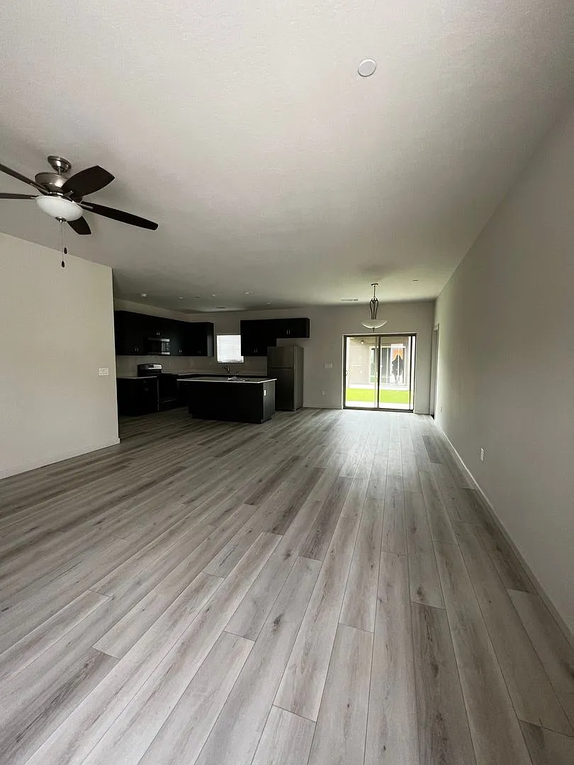 3 bed, 1033 sqft, $2,025 — Photo 2