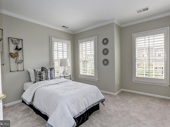 5th image of 207 Oak Knoll Ter