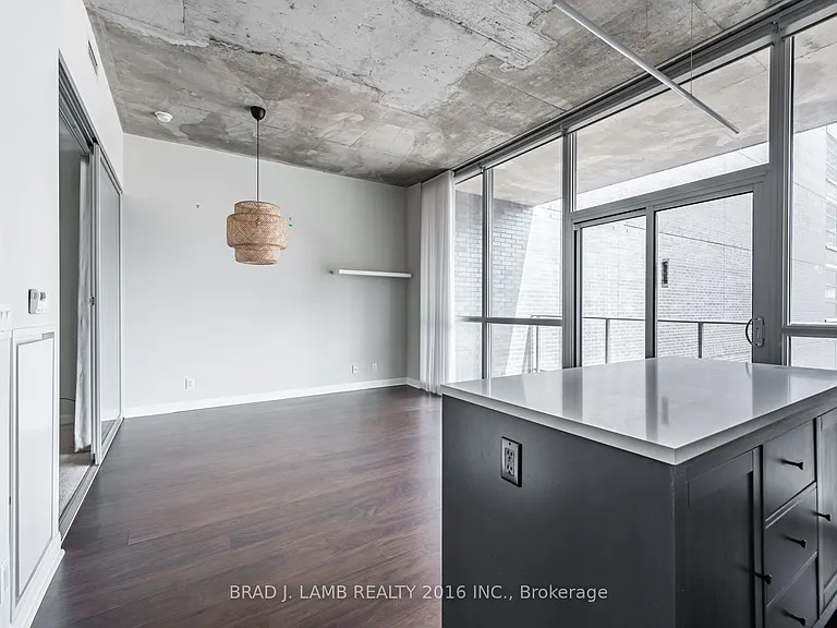 478 King St W #512 — Photo 8