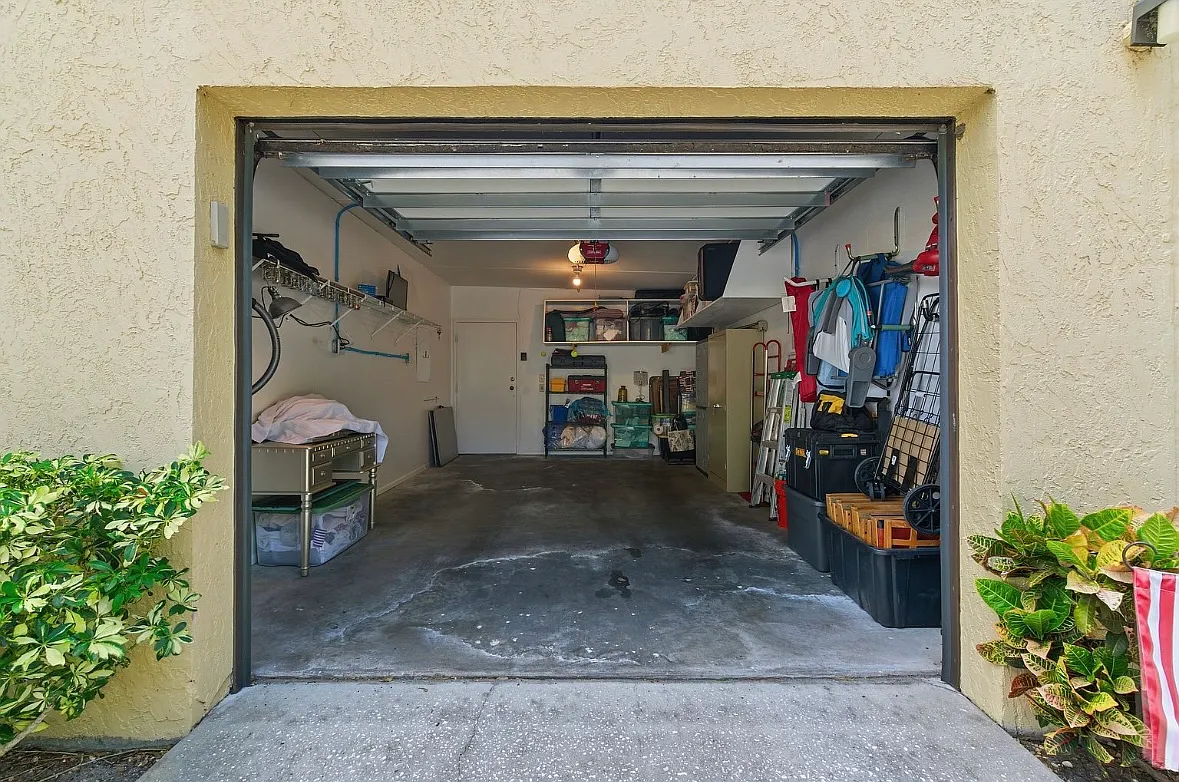 2 bed, 1000 sqft, $2,600 — Photo 2