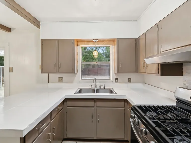 4311 Sun Gate St — Photo 7