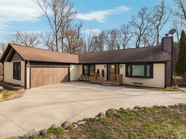 4921 Crestview Dr, Clarkston, MI 48348