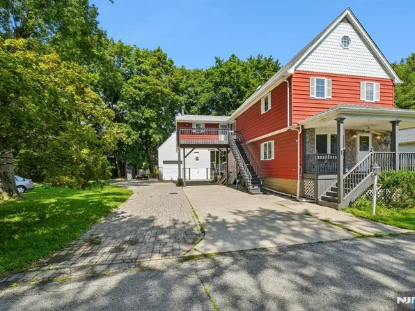 26 Grandview Ave, Oakland, NJ 07436