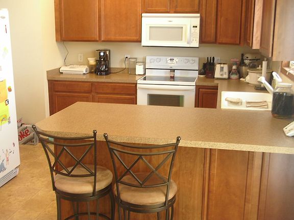 Great Kitchen W/ Breakfast Bar