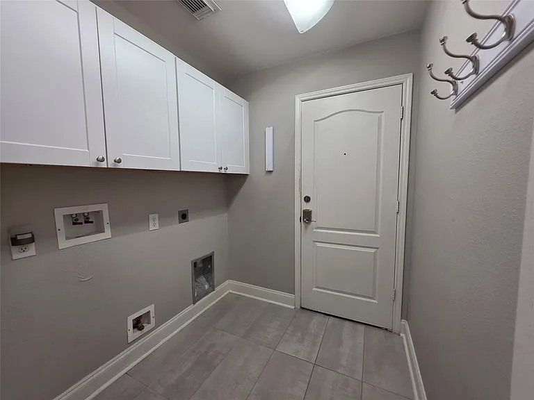 395 Livingstone Ln — Photo 11