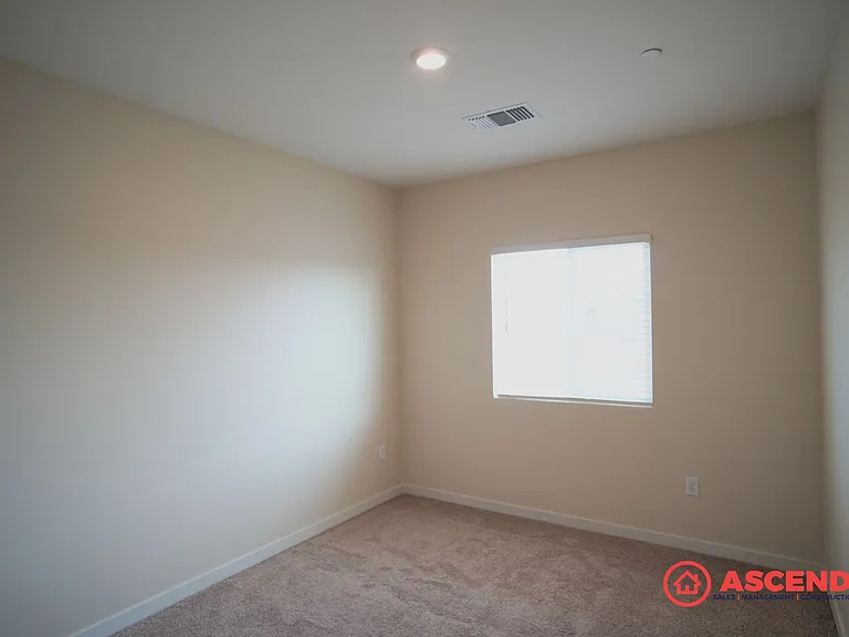 1018 Warwickshire Ave — Photo 8