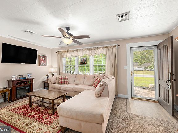 4th image of 857 Bison Rd