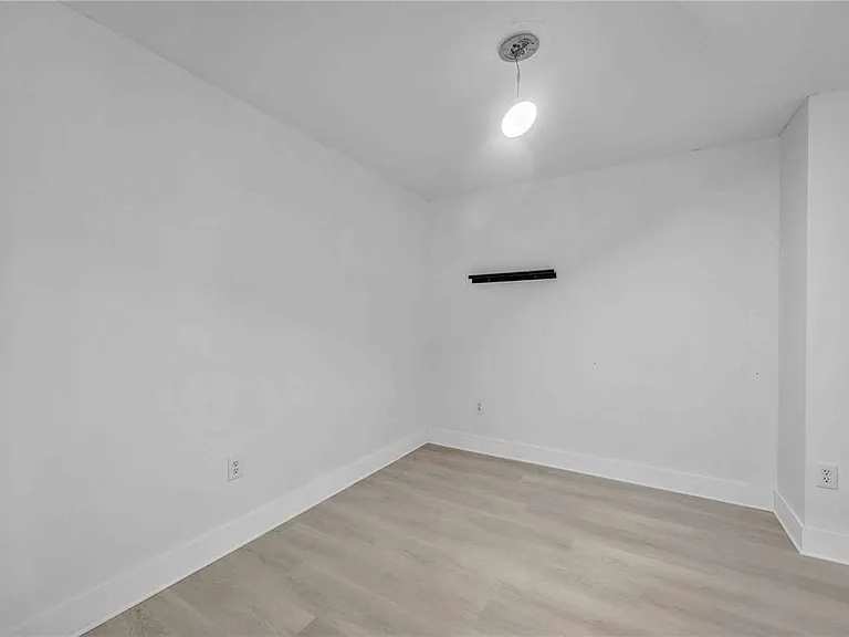 727 Kensington Lake Cir — Photo 40