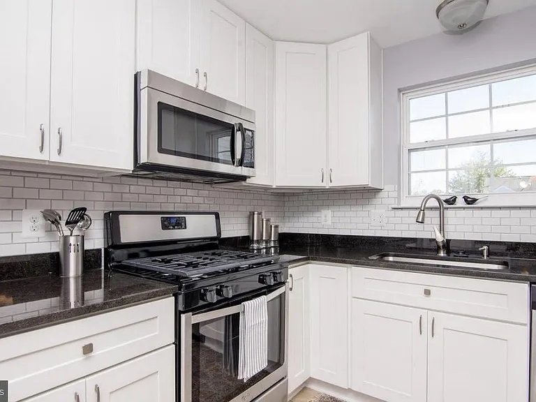 8800 Community Square Ln — Photo 9