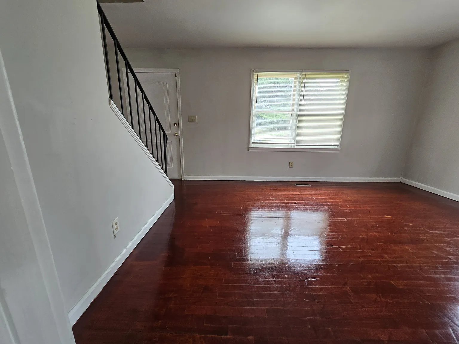 3 bed, 1.5 bath, 1800 sqft, $1,400 — Photo 4