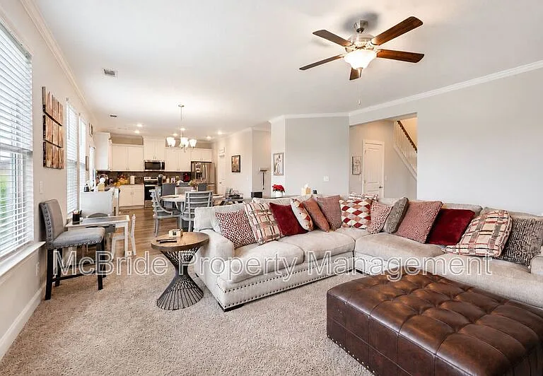 560 Hampton Dr — Photo 4