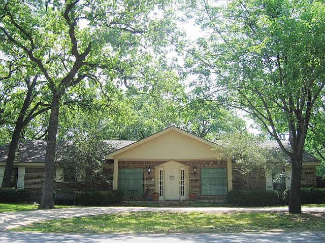 1st image of 518 Greenbriar Ln