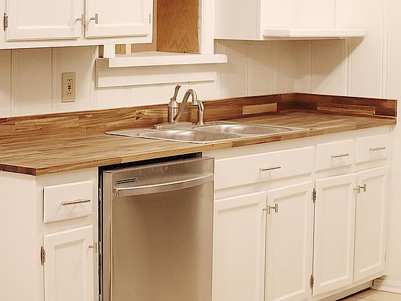 New samsung appliances include dishwasher, glass-top stove, microwave, and fridge with icemaker.