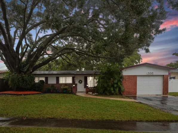 700 NW 93rd Terrace, Pembroke Pines, FL 33024