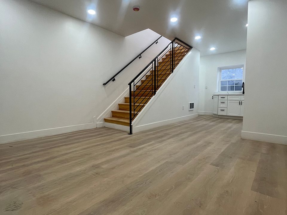 Big living room and kitchen 
Open Floor Plan...