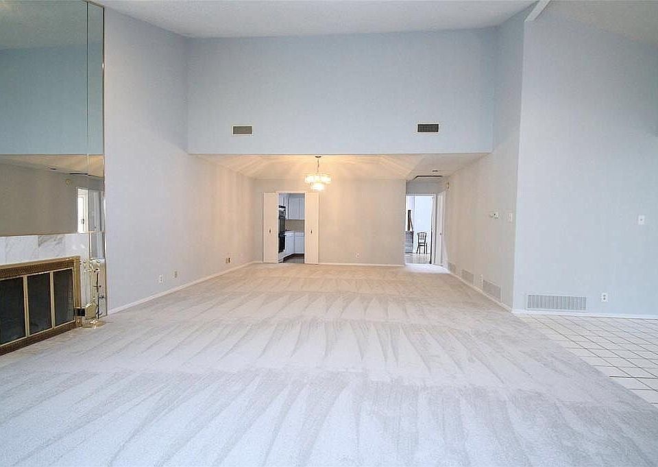 1st image of 202 Hollyhill Ln