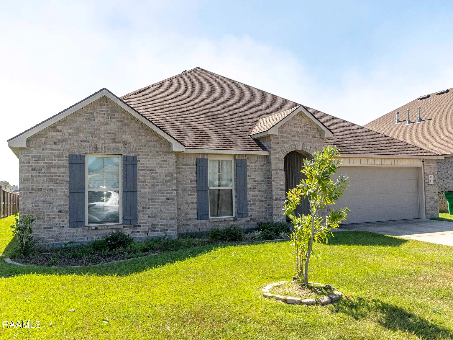 4 bed, 2.0 bath, 2093 sqft, $2,500 — Photo 2