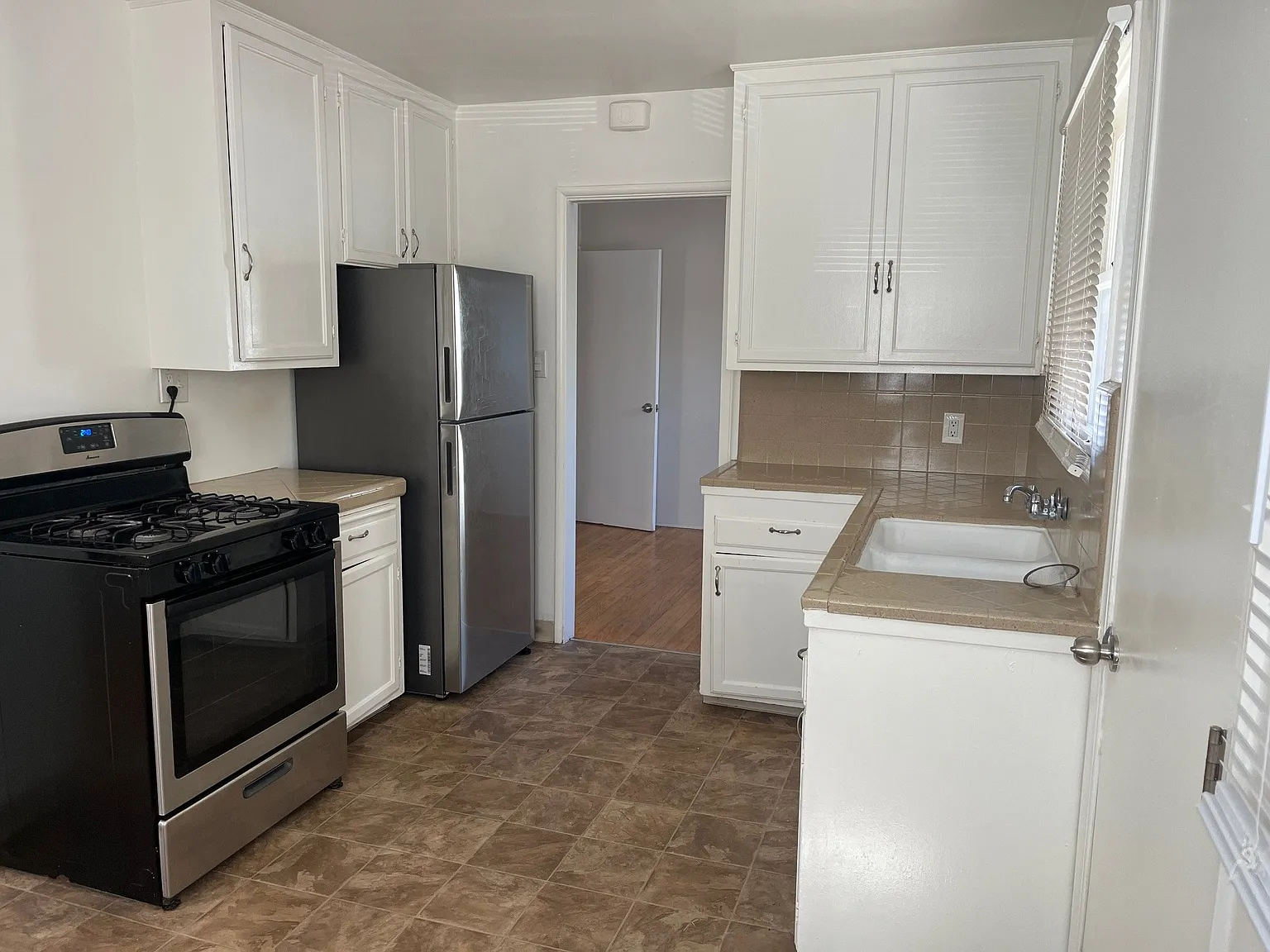 3 bed, 1028 sqft, $3,300 — Photo 4