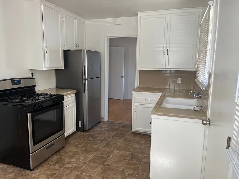 1095 S Magnolia Ave — Photo 4