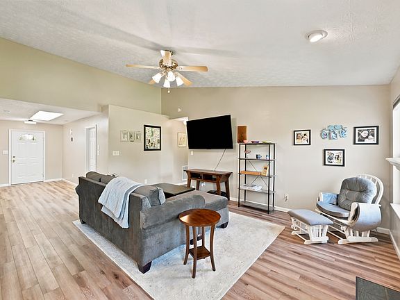 4th image of 1406 Fall Ridge Dr