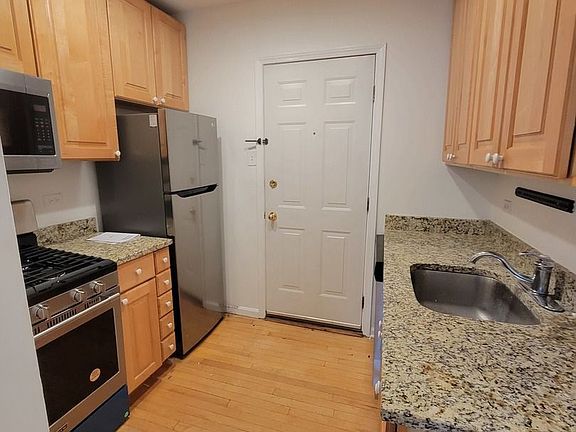 4th image of 681.5 W Wrightwood Ave #3W