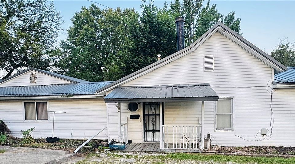 1st image of 213 N 2nd St