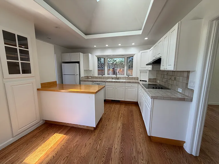 421 W Oakwood Blvd — Photo 5