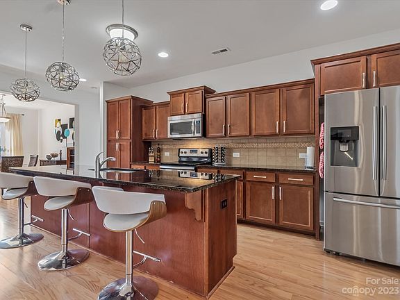 4th image of 146 Farm Knoll Way