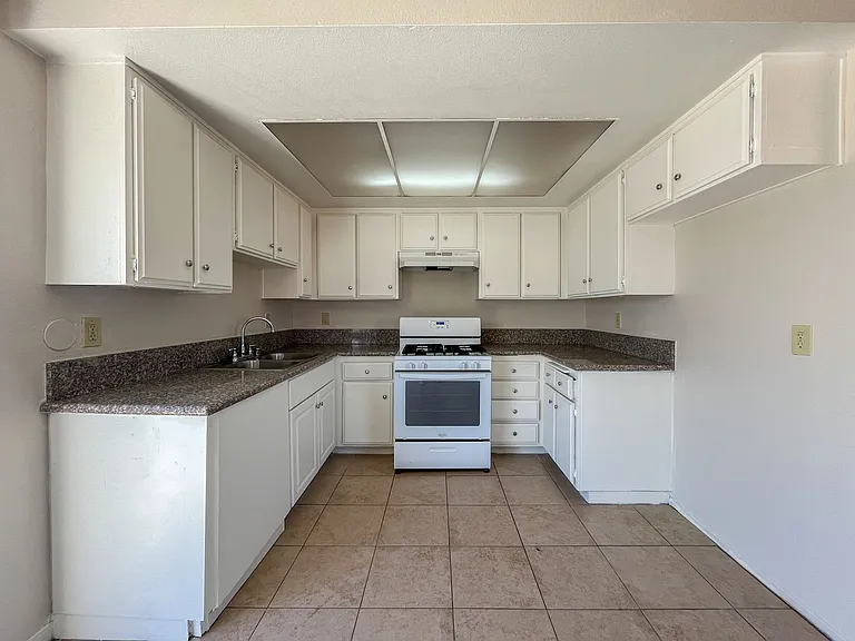 322-330 w 9th St — Photo 40