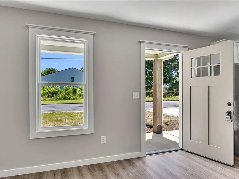 411 Hardy Ave SW — Photo 3