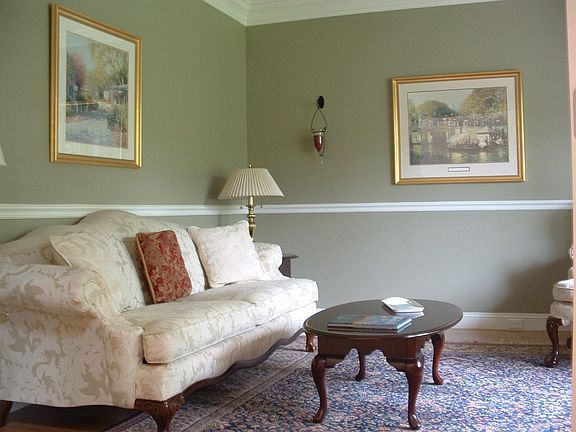 WARM AND COMFORTABLE LIVING ROOM/BEAUTIFUL DECOR