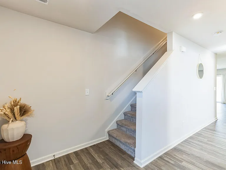 1253 Manor Dr — Photo 3
