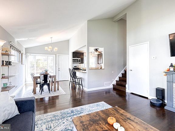 3rd image of 913 Marksworth Rd