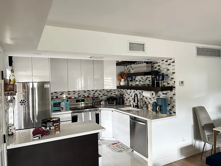 20250 NE 3rd Ct — Photo 6