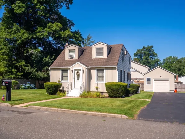120 Aspen Rd, Kings Park, NY 11754
