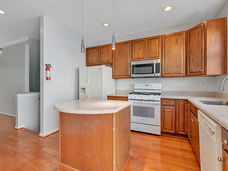 4287 S Capitol St SW — Photo 2