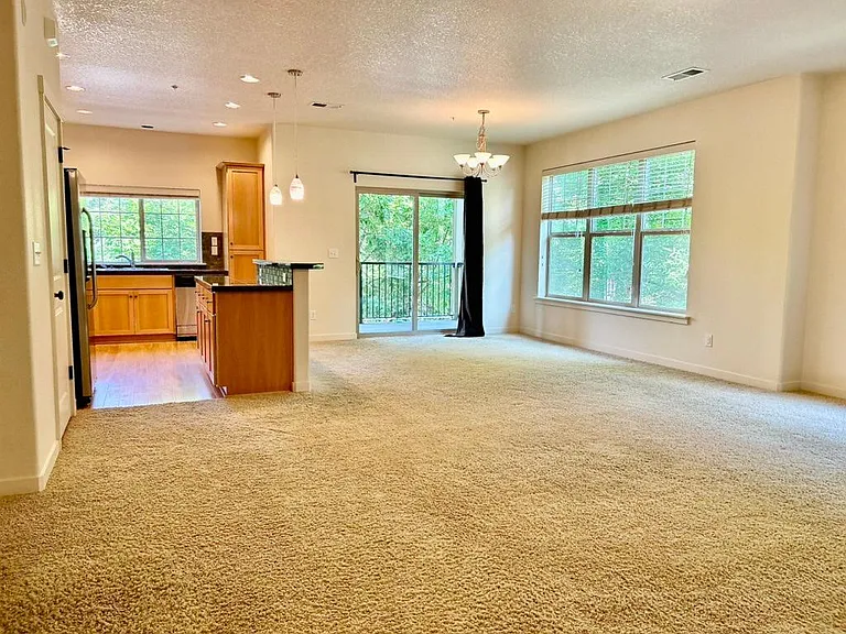 8005 NE Rockne Way — Photo 7
