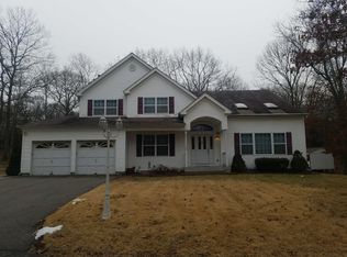 80 W Bartlett Rd, Middle Island, NY 11953