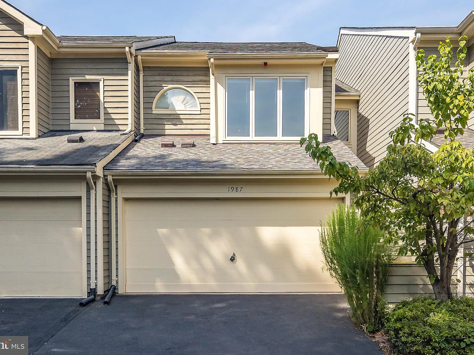 3 bed, 3.5 bath, 2038 sqft, $3,975 — Photo 3